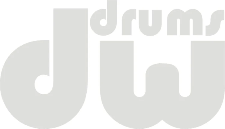 DW-drums-biala-naklejka-na-czarny-naciag.jpg
